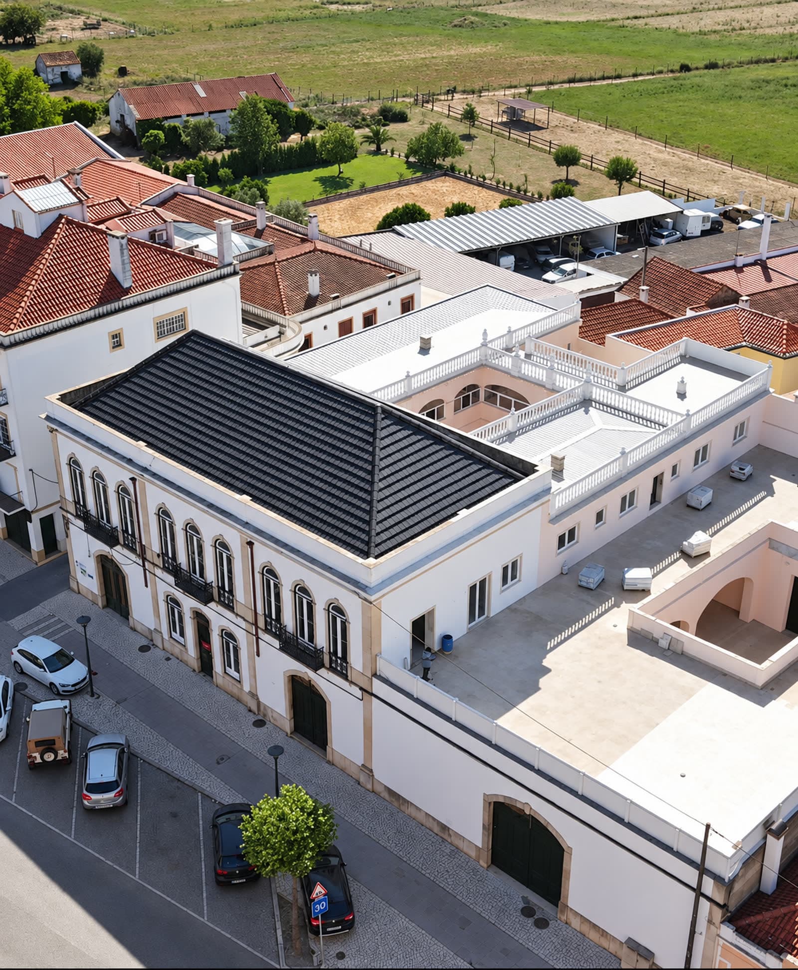 Vista aérea do palacete de Almeirim com o telhado novo e os terraços com balaustrada