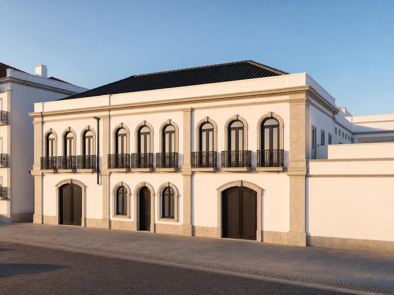 Visualização da fachada principal do palacete, com os vãos de arco e as varandas de ferro
