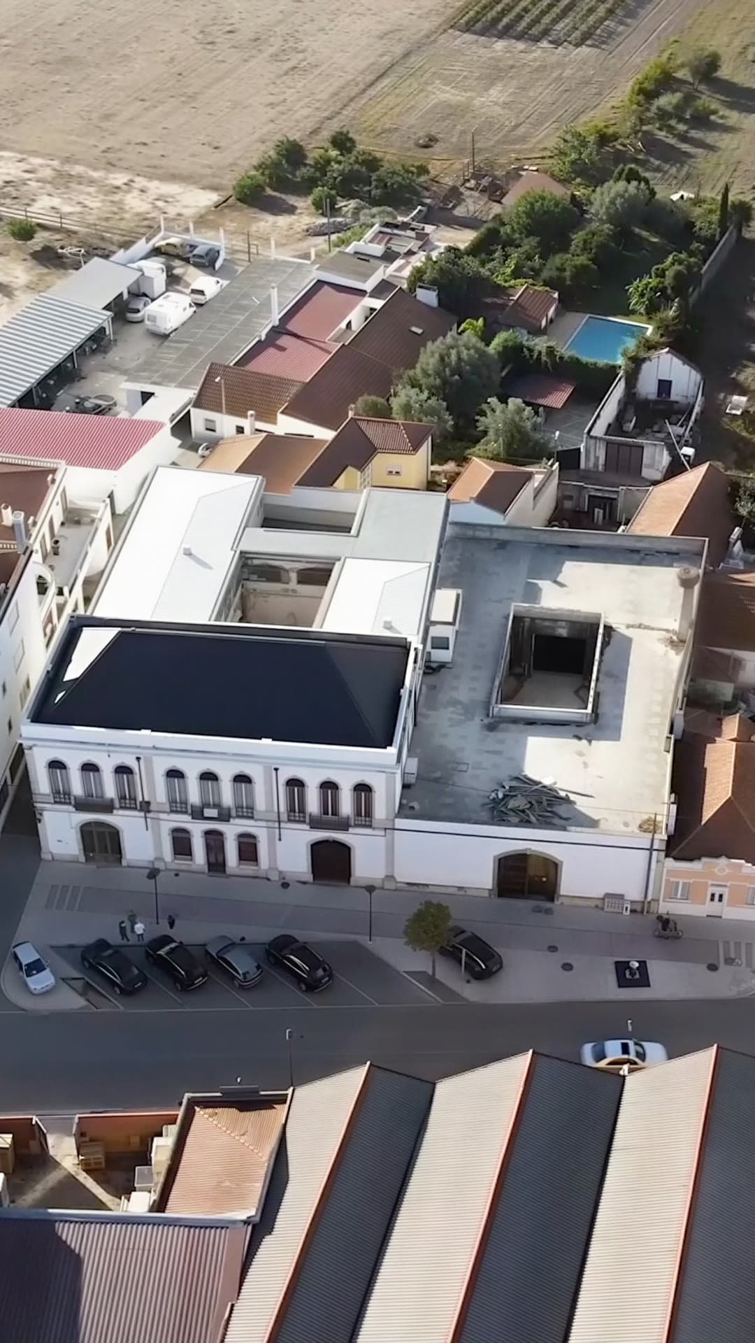 Vista aérea do palacete de Almeirim com a cobertura aberta durante a obra