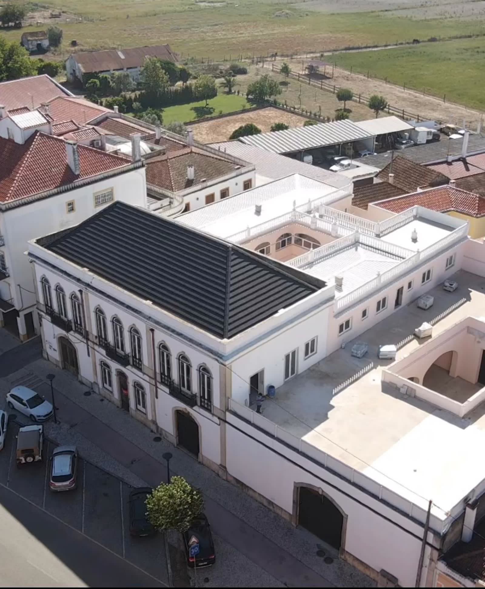 Vista aérea do palacete de Almeirim com o telhado novo e os terraços com balaustrada