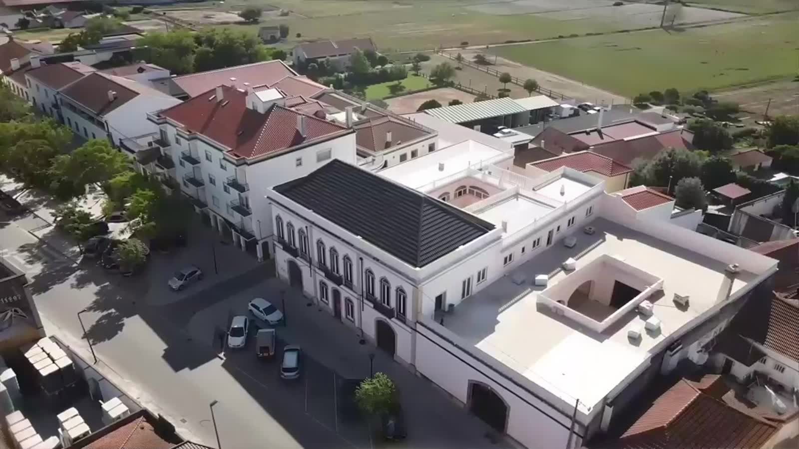 Pegue no edifício e dê-lhe a volta.