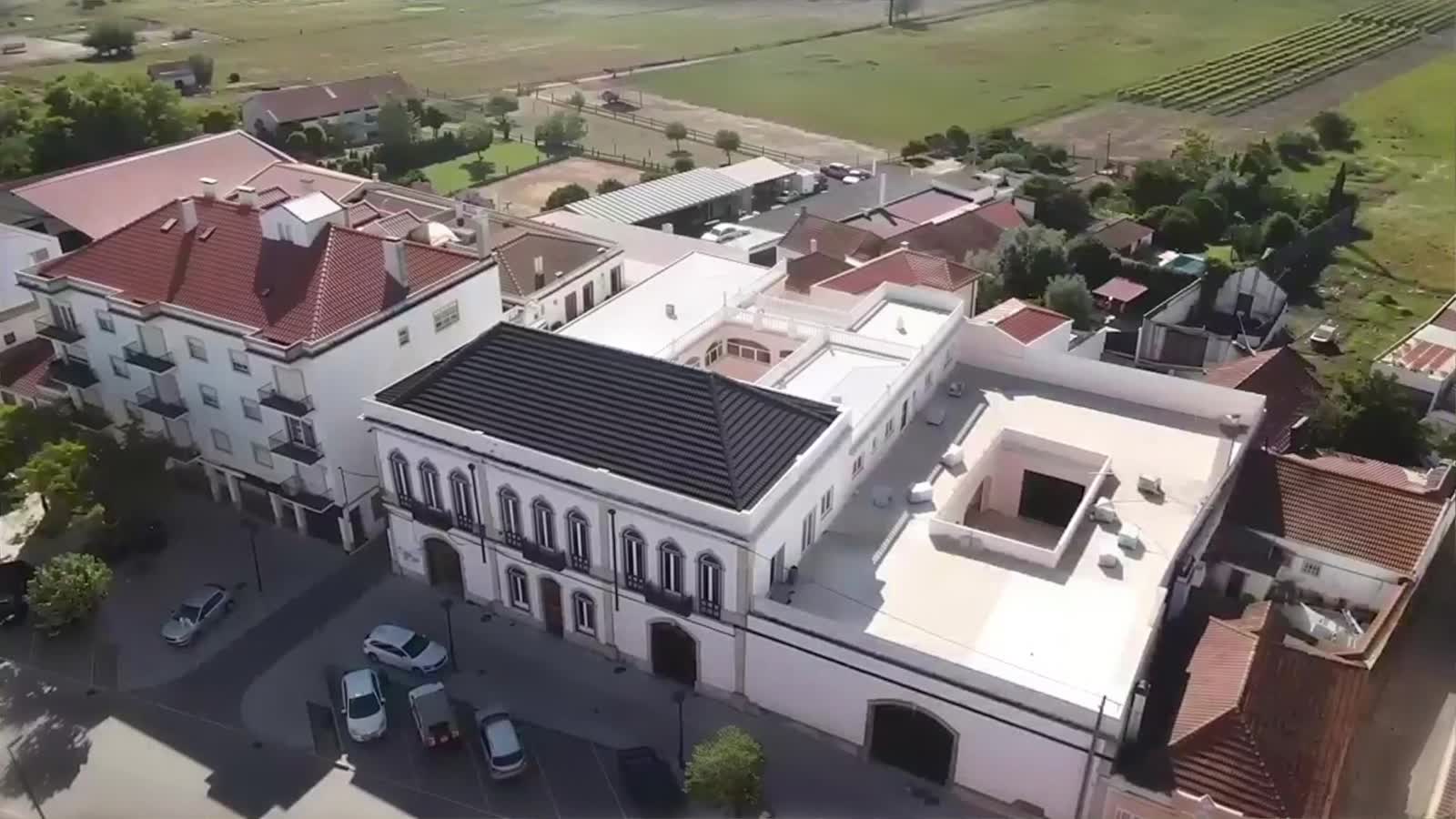 Fachada do palacete de Almeirim vista do drone em agosto de 2026
